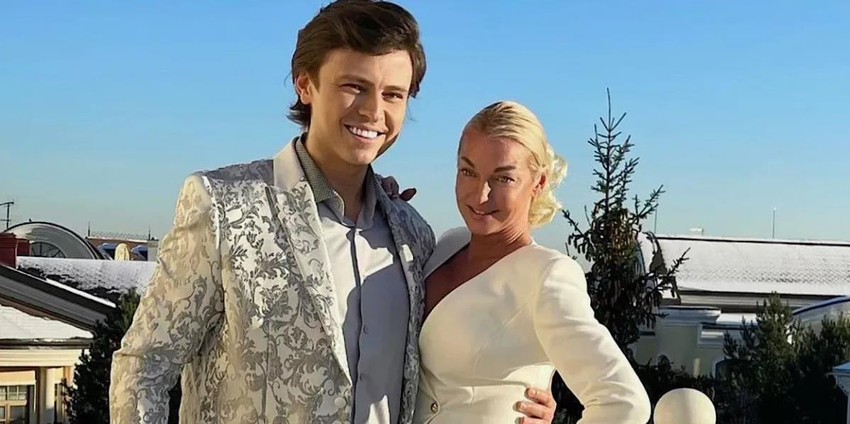 А тут наш певец и балерина позируют в костюмах на крыше дома.