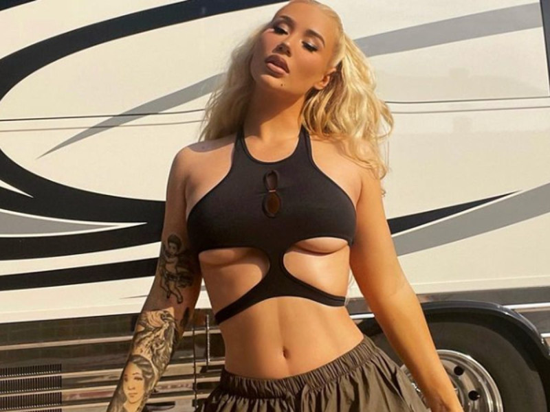 Голое платье Игги Азалия на сцене