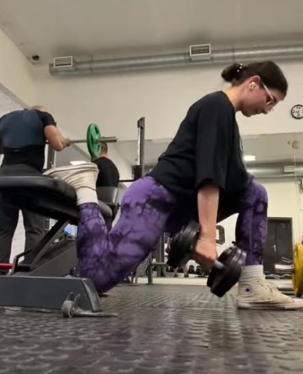 Фото Карины в спорт зале.