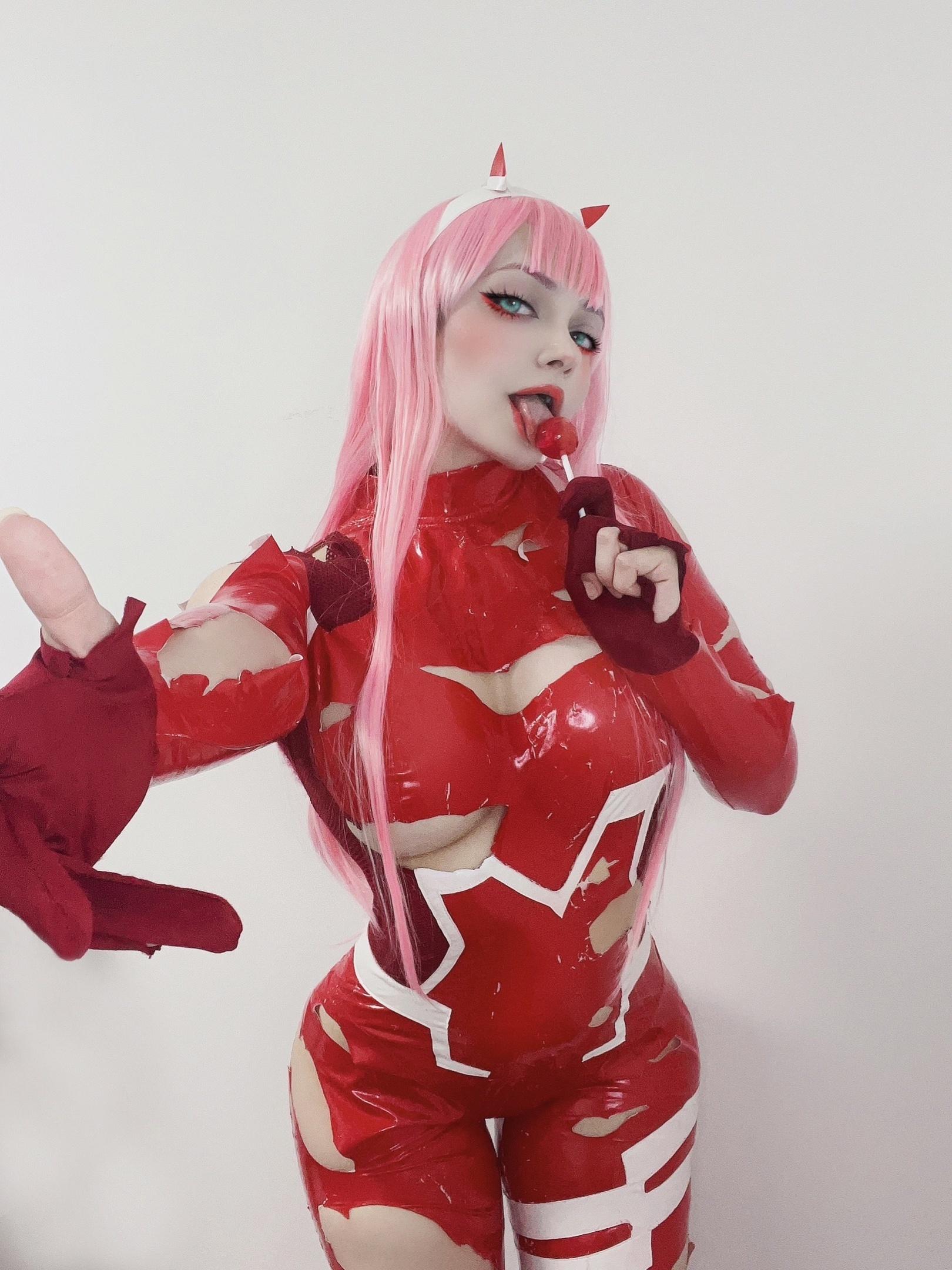 Горячие фото evelinaava в красном латексе облизывает чупа чупс.