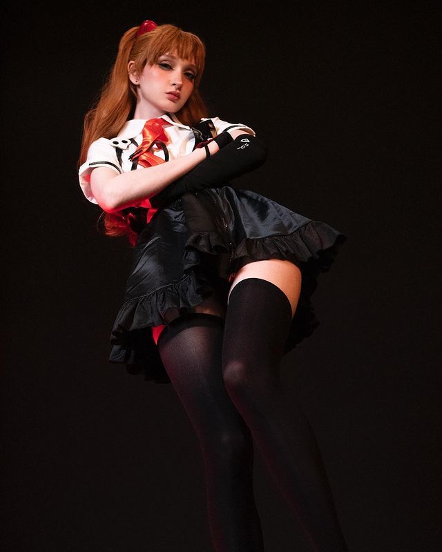 Сексуальные косплей фотки в аниме стиле от "Cornkitten" в чёрной короткой юбке и чулках.