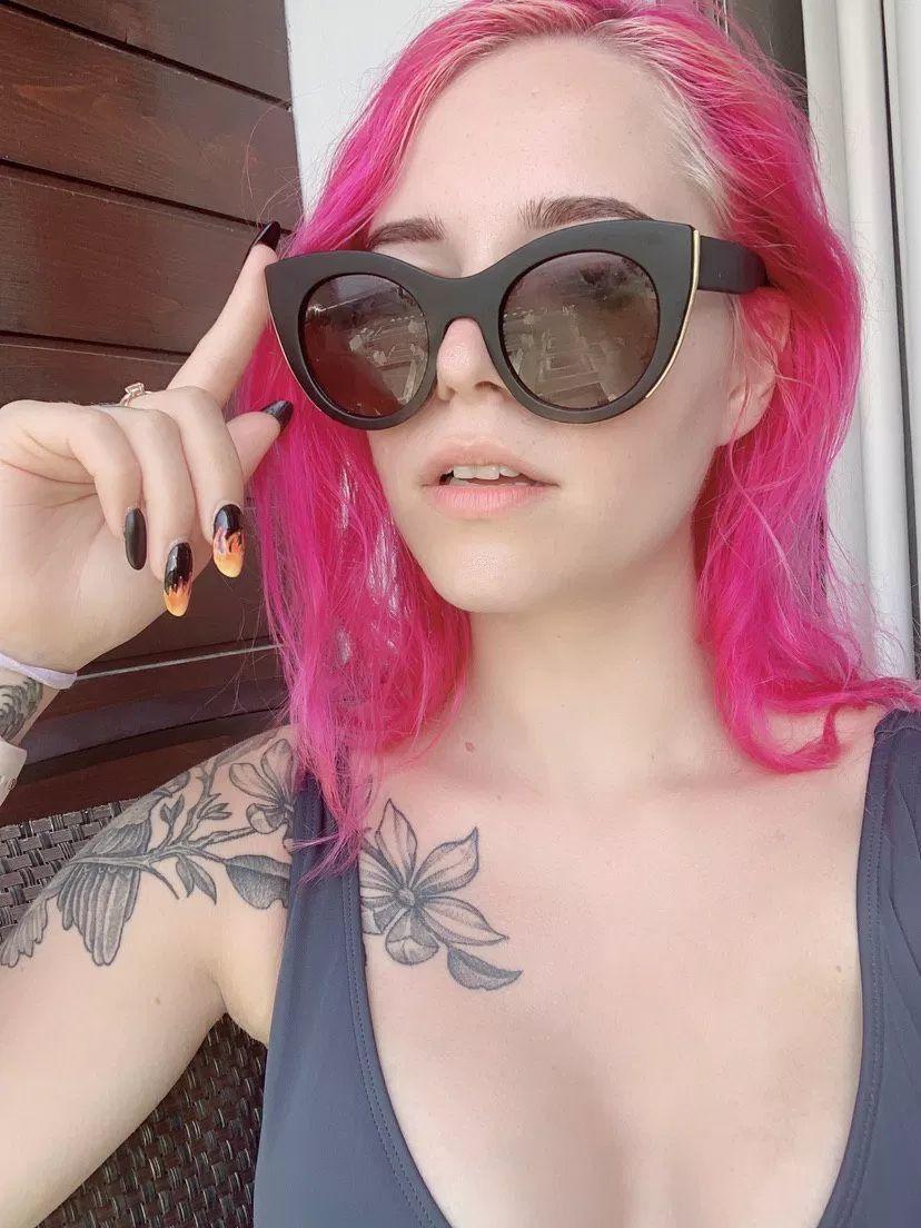 Фото в Инстаграме стримерши Denly (Елизаветы Оленевой). Горячие фото стримерши Denly Недавно хакеры взломали телефон Денли и выложили её пикантные фото в интернет.