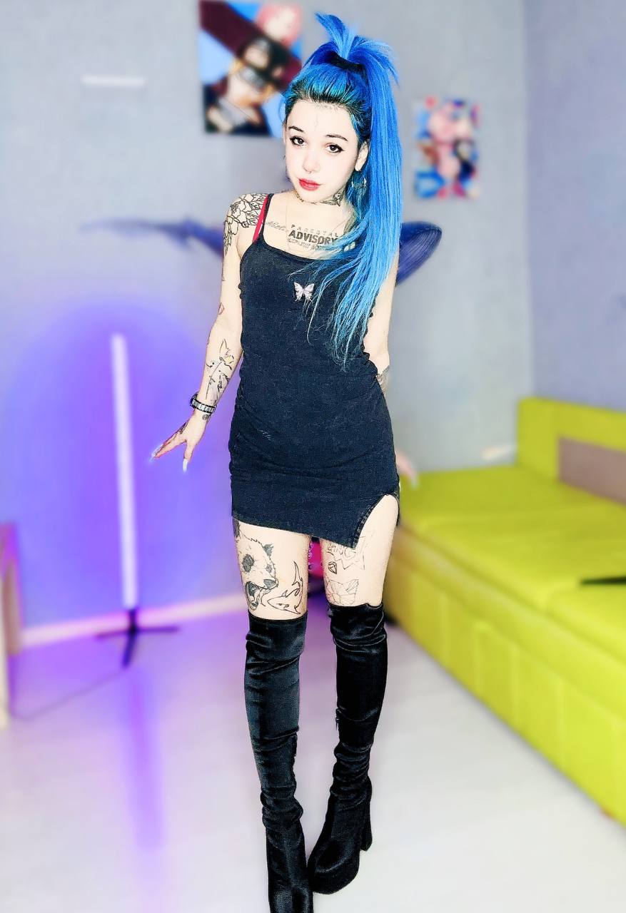 Красивая рэперша kanima в коротком мини платье на фотках с бусти. Красивая рэперша kanima в коротком мини платье на фотках с бусти.