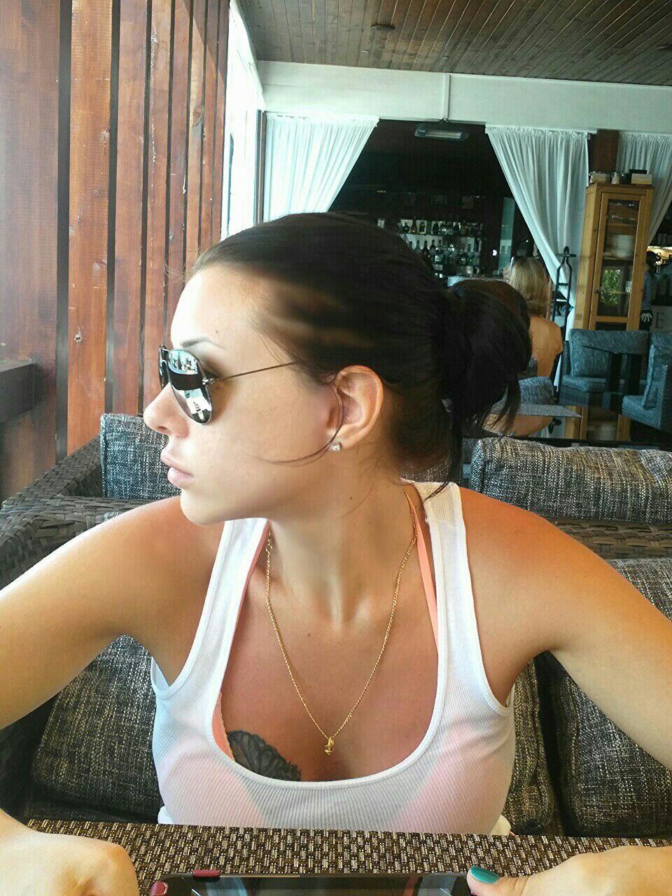 Снимок Алёны в очках в кафе. Снимок Алёны в очках в кафе.