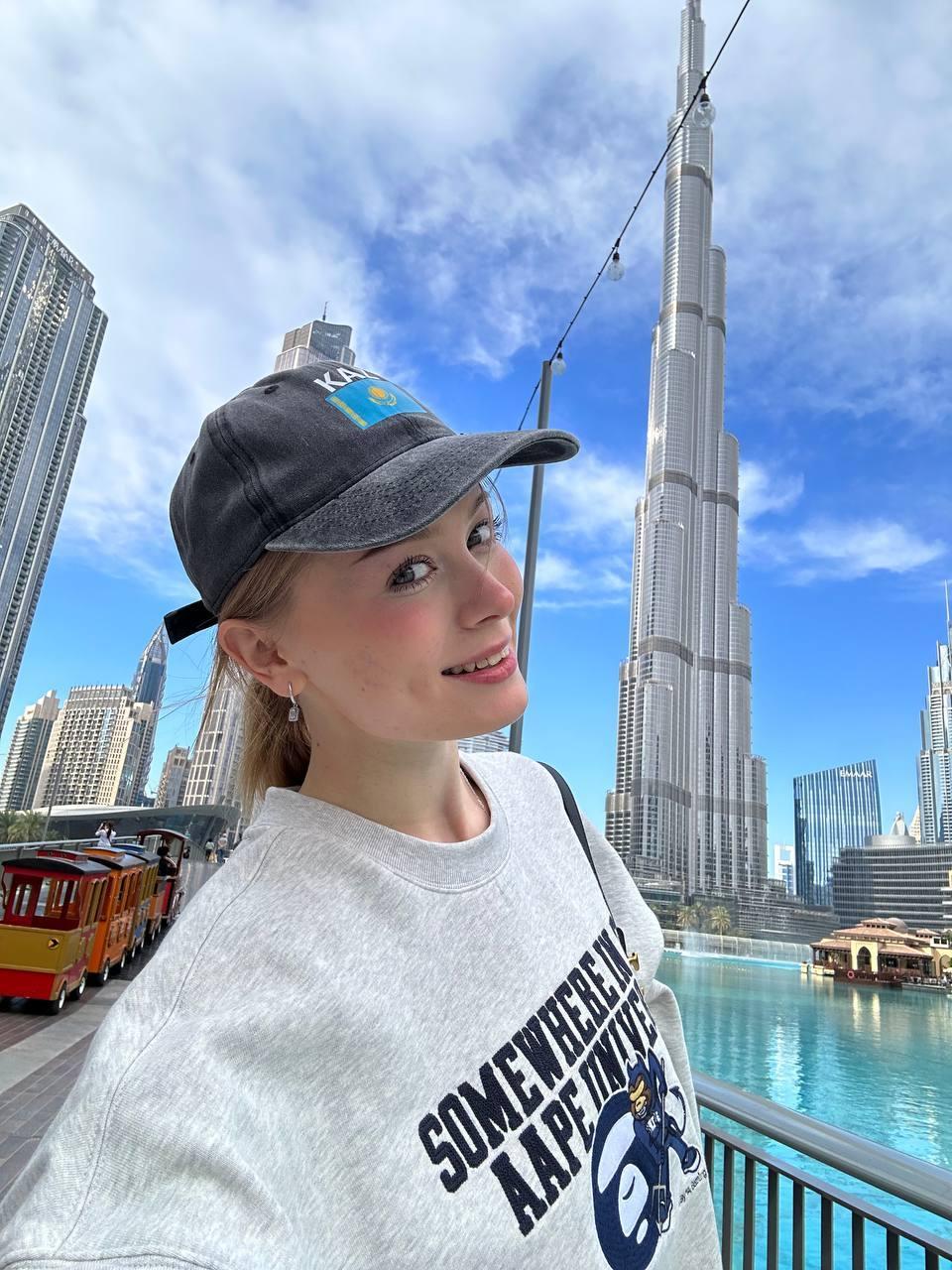 На вечеринку Дошик пришла в костюме диско шара. На вечеринку Дошик пришла в костюме диско шара.