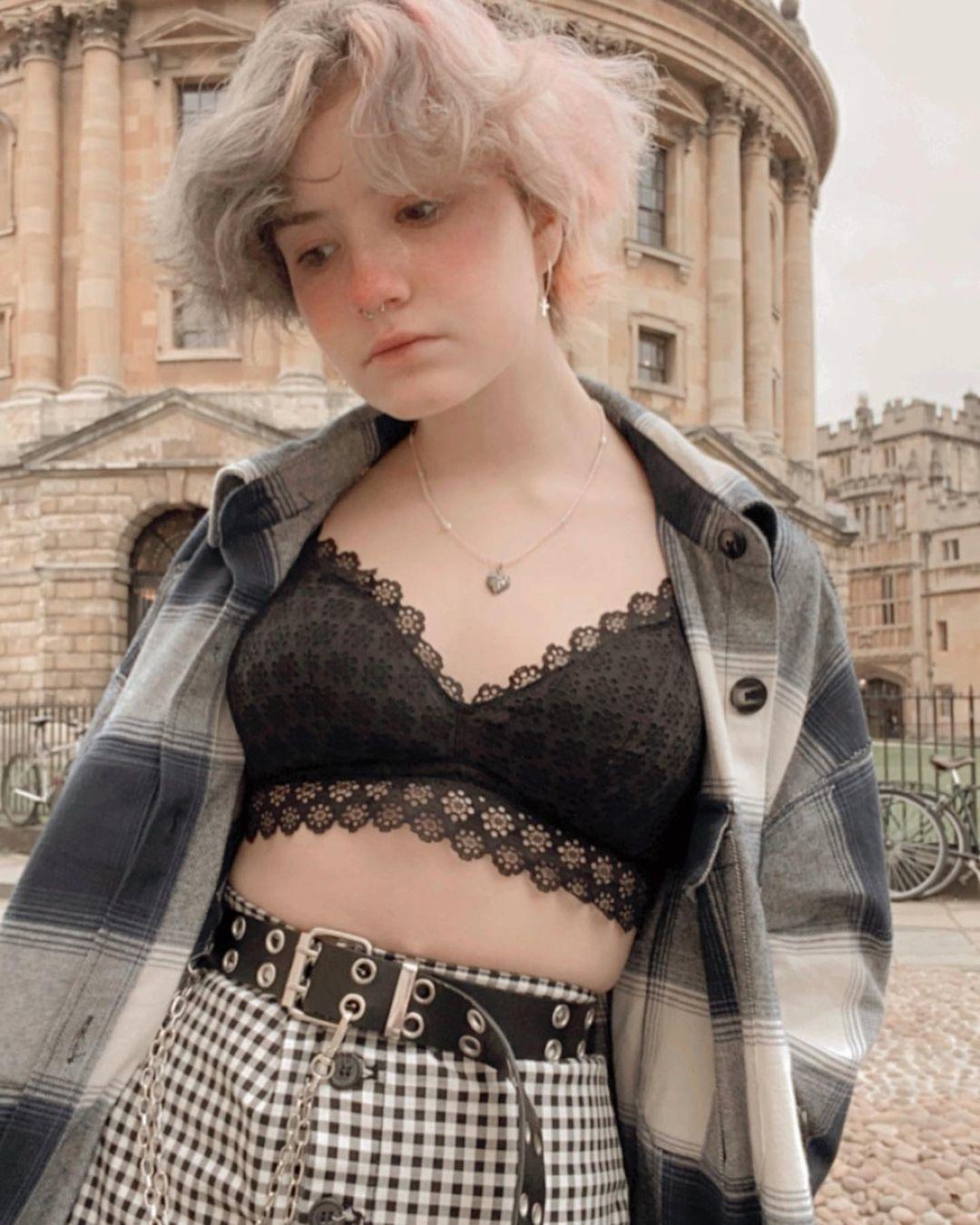 А тут её засняли на улице, видимо в осеннюю погоду, так как она в пальто и в чёрном лифчике. А тут её засняли на улице, видимо в осеннюю погоду, так как она в пальто и в чёрном лифчике.