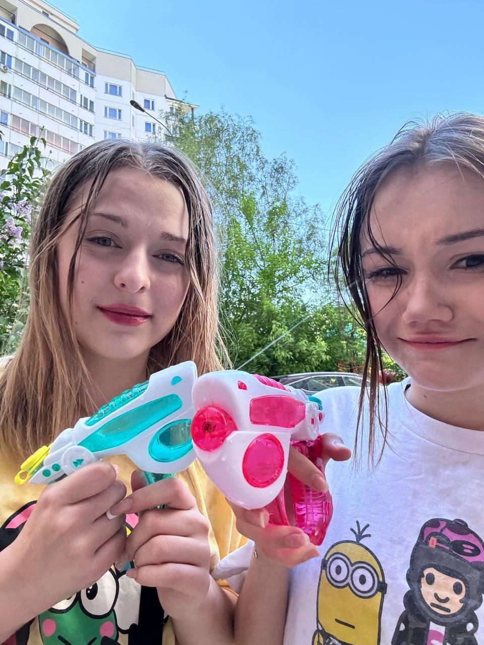Смешное летнее фото Антотки с подругой и водными пистолетиками. Смешное летнее фото Антотки с подругой и водными пистолетиками.