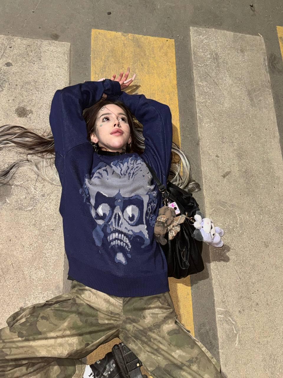 Смешная Лапа Хапа решила полежать прямо на пешеходном переходе. Смешная Лапа Хапа решила полежать прямо на пешеходном переходе.