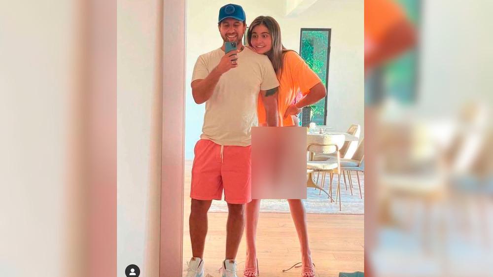 Та самая скандальная фотка, которую выложил в сеть Амиран Сардаров "Дневник Хача" с полу голой Марьям Тилляевой. Та самая скандальная фотка, которую выложил в сеть Амиран Сардаров "Дневник Хача" с полу голой Марьям Тилляевой.