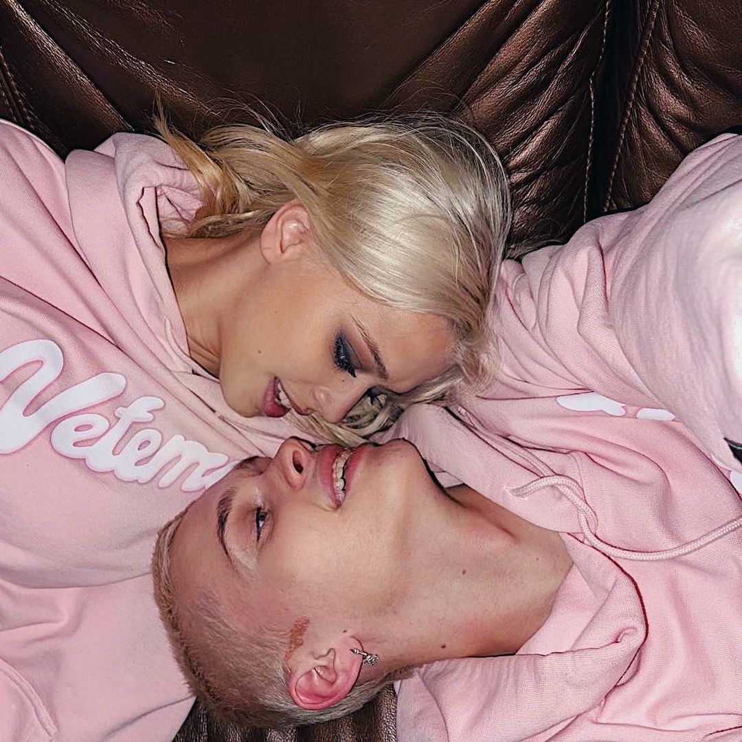 Скандальный блогер спровоцировал слухи о воссоединении со своей бывшей, Юлей Гаврилиной. Скандальный блогер спровоцировал слухи о воссоединении со своей бывшей, Юлей Гаврилиной.