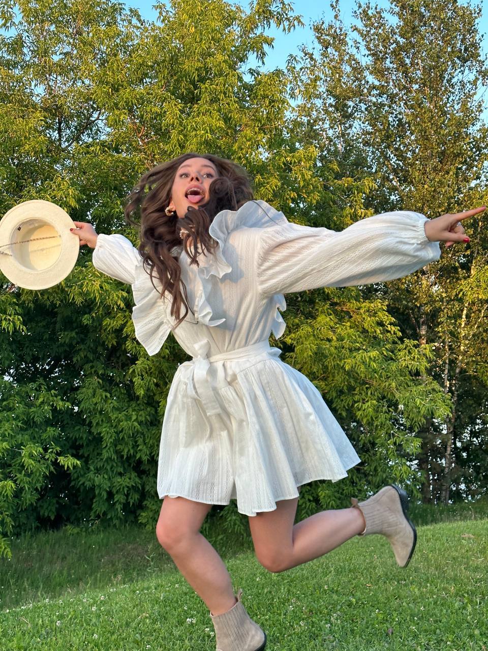 Смешное летнее фото в белоснежном платье. Смешное летнее фото в белоснежном платье.