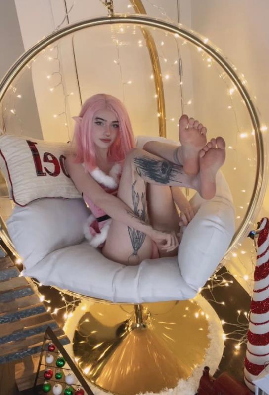 Розоволосая эльфийка Saekkico показала татуировки на голых ногах. Розоволосая эльфийка Saekkico показала татуировки на голых ногах.