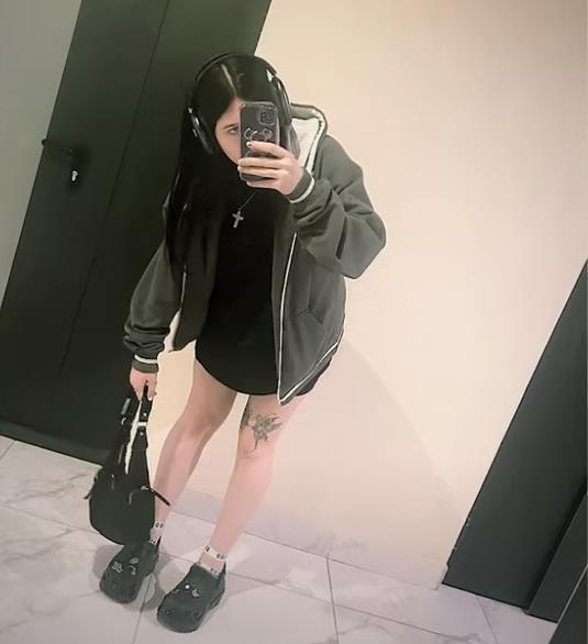 А тут она на снимке в наушниках и чёрном коротком платье с оголёнными ногами. А тут она на снимке в наушниках и чёрном коротком платье с оголёнными ногами.