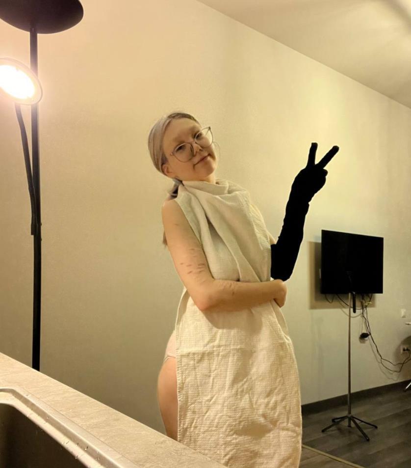 Как написала сама девушка (zzzebra) она одела этот халат на голое тело "для защиты от масла и брызгов ов фритюре". Как написала сама девушка (zzzebra) она одела этот халат на голое тело "для защиты от масла и брызгов ов фритюре".