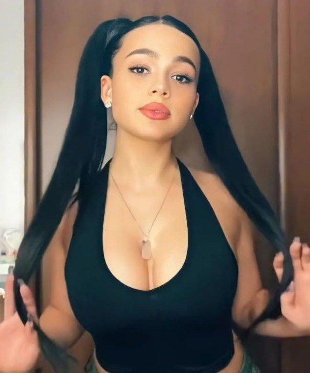 В&nbsp;сливах&nbsp;можно найти лишь фоточки в купальнике и эротических нарядах.