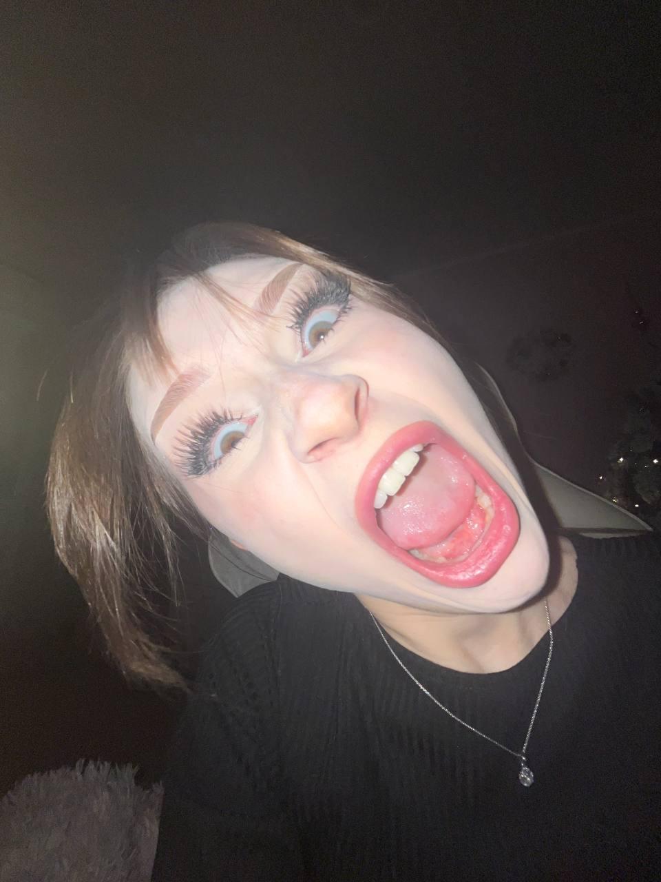 Угарный кадр dasha228play с открытом ртом.