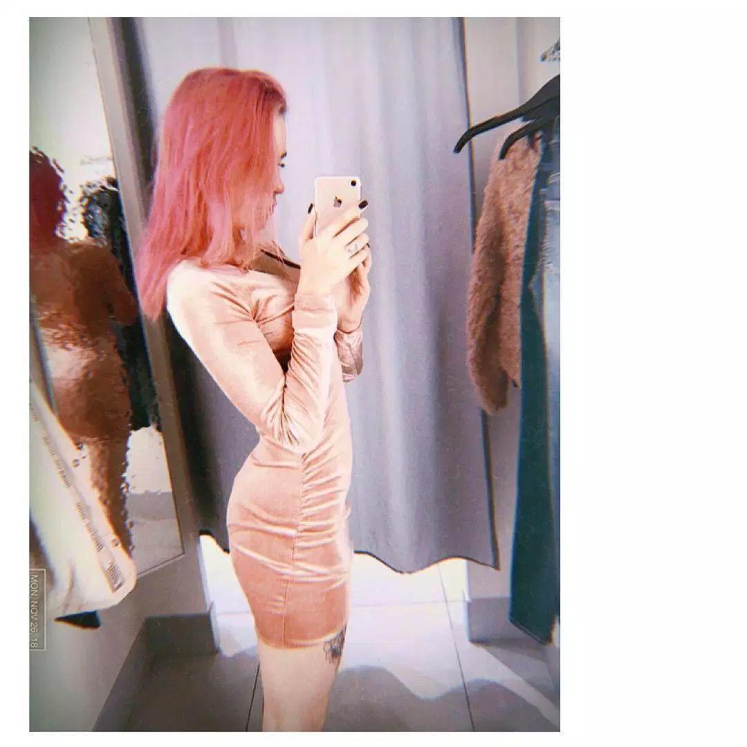 Здесь можете обозреть слив фото стримерши denly, где Елизавета позирует в различных гардеробах, а также демонстрирует красивую фигуру.