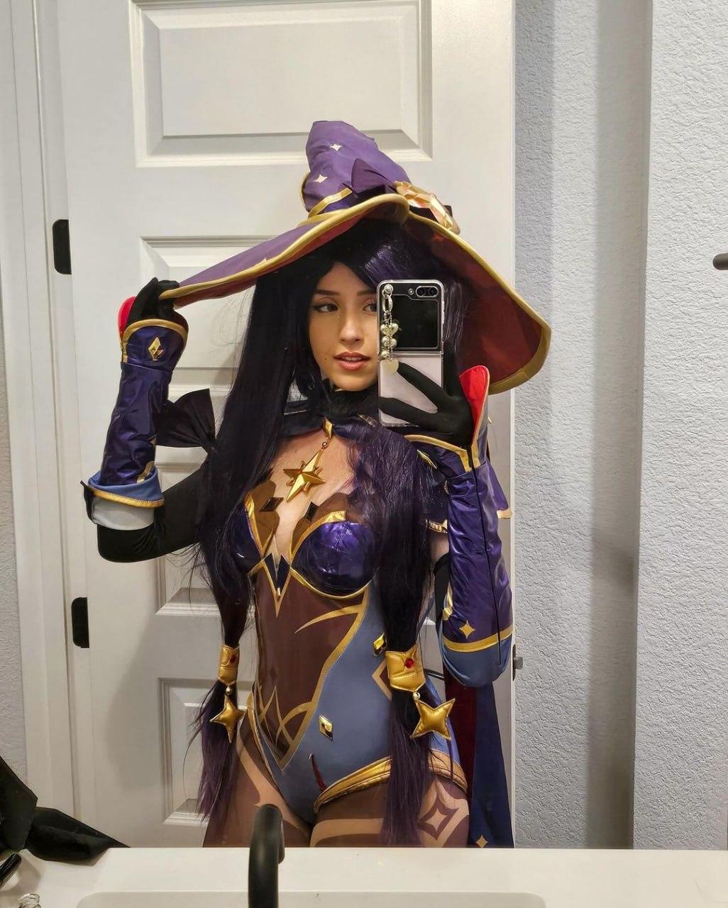 Ещё одно сексуальное косплей фото с pokimane в образе ведьмы из игры. Ещё одно сексуальное косплей фото с pokimane в образе ведьмы из игры.