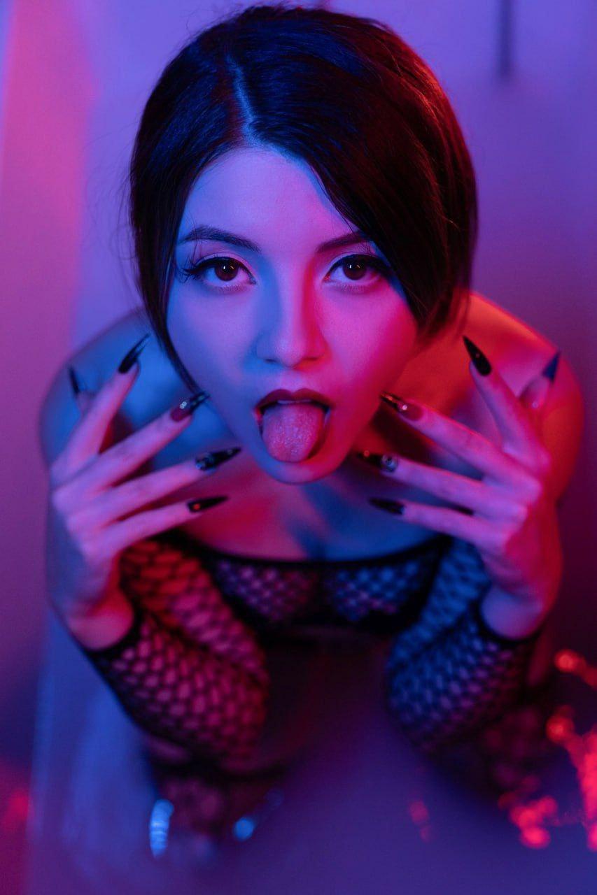 Соблазнительный снимок Ольги Саксон с высунутым языком. Соблазнительный снимок Ольги Саксон с высунутым языком.