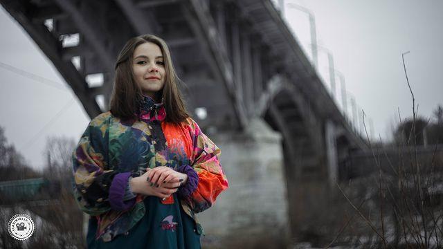 Необычное фото на фоне мрачного моста.