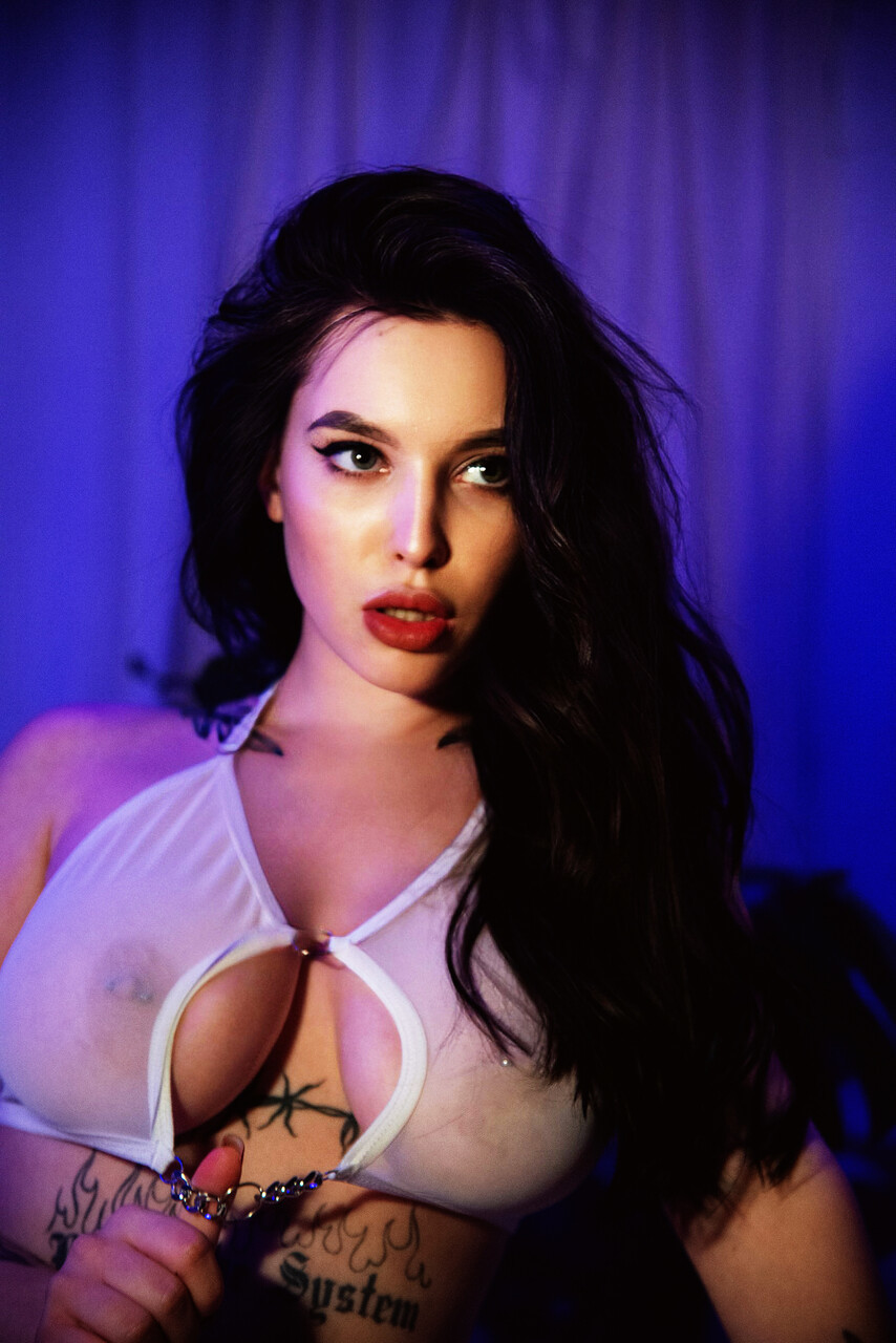 Жаркое фото Amina.bratz в белом полу-прозрачном лифчике.