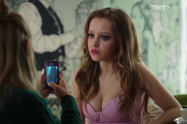 Юная актриса из сериалов "Ивановы-Ивановы", "Вне игры" .