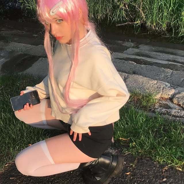 Стримерша taybisox с розовыми волосами позирует на фото. Стримерша taybisox с розовыми волосами позирует на фото.