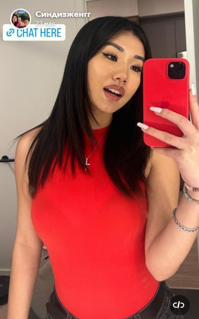 Ещё одно гламурное селфи в красной кофте на красный телефон. Ещё одно гламурное селфи в красной кофте на красный телефон.
