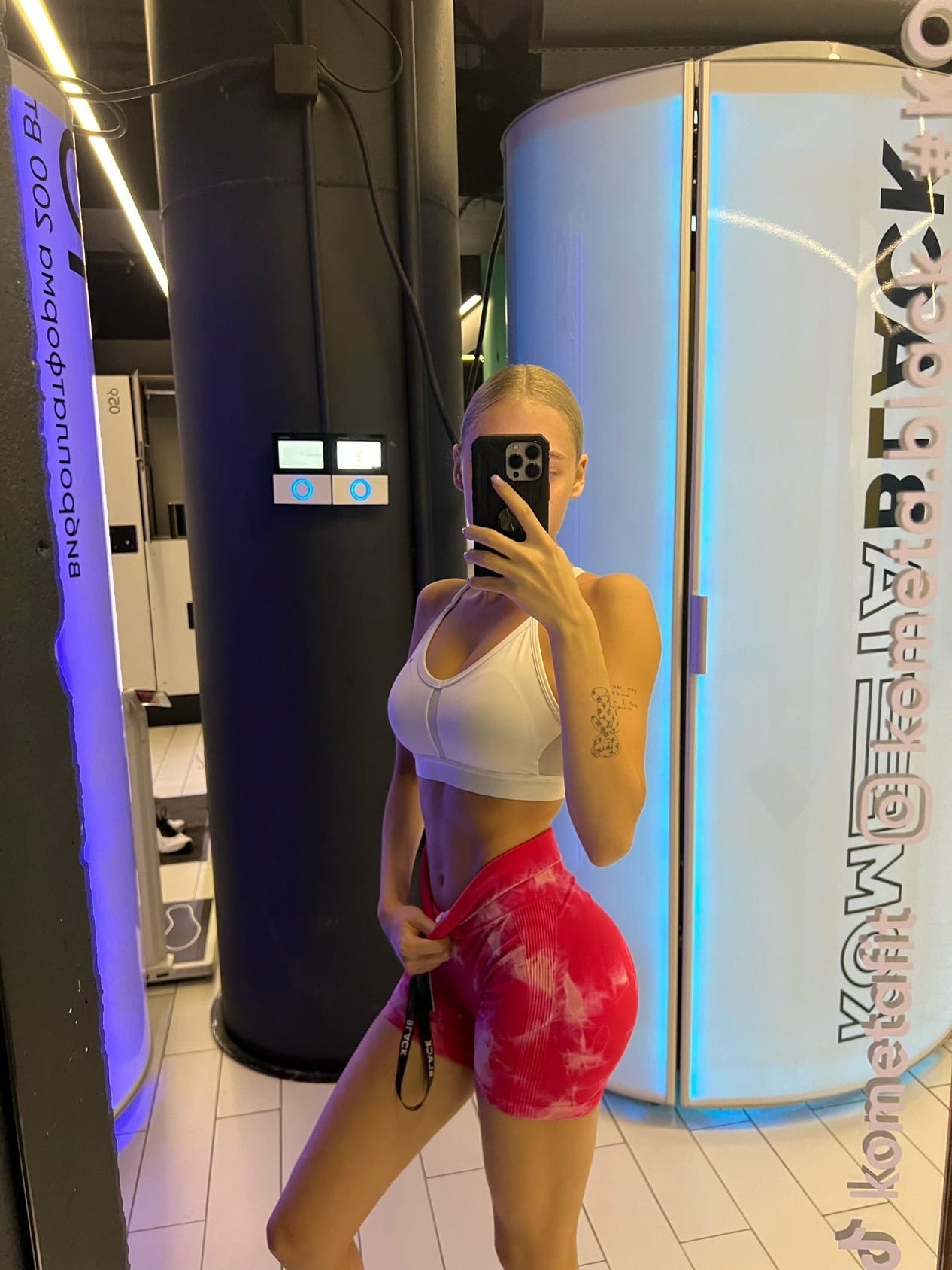 Селфи из спортзала в обтягивающем топе и красных мини шортах.