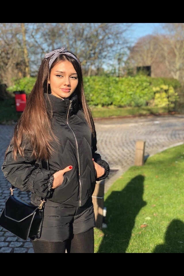 Красотка Nargiss Fiami гуляет осенью с бантиком на голове. Красотка Nargiss Fiami гуляет осенью с бантиком на голове.