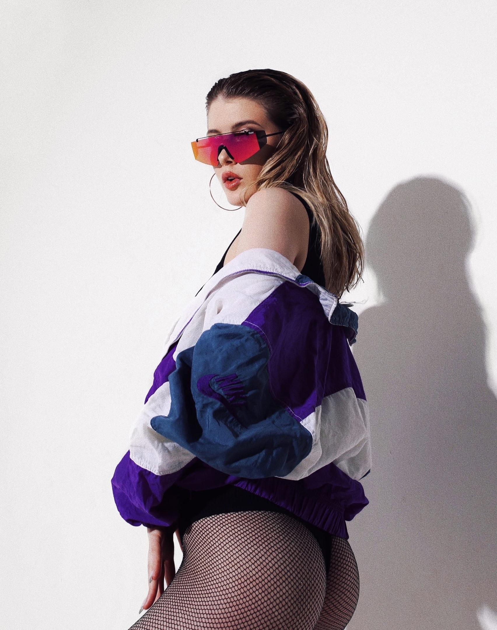 Прикольные снимки в стиле 90х годов в чулках в сеточку.