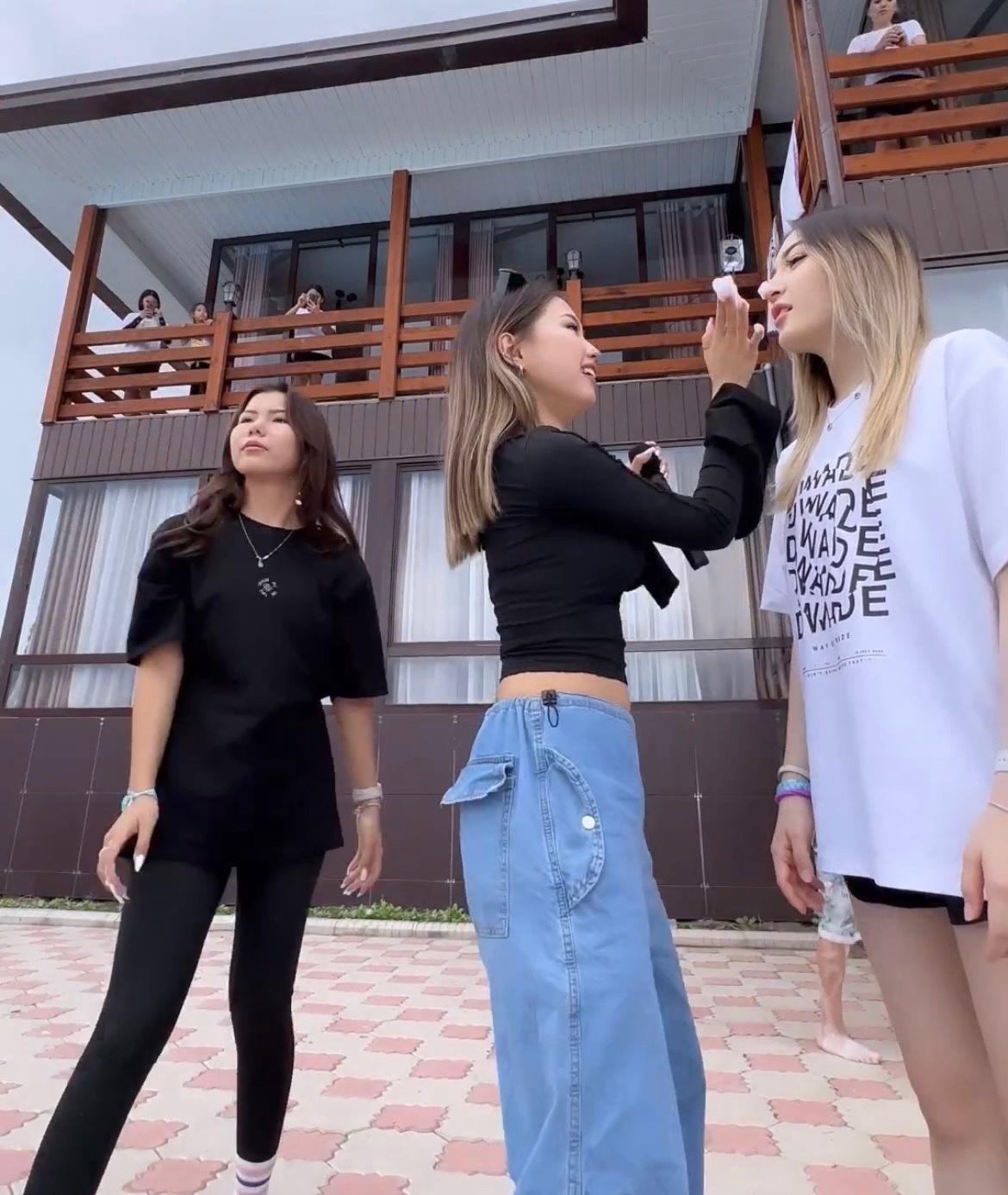 Жибек 4 girls, Айана 4girls, Дилайда из 4 girls Team. Жибек 4 girls, Айана 4girls, Дилайда из 4 girls Team.