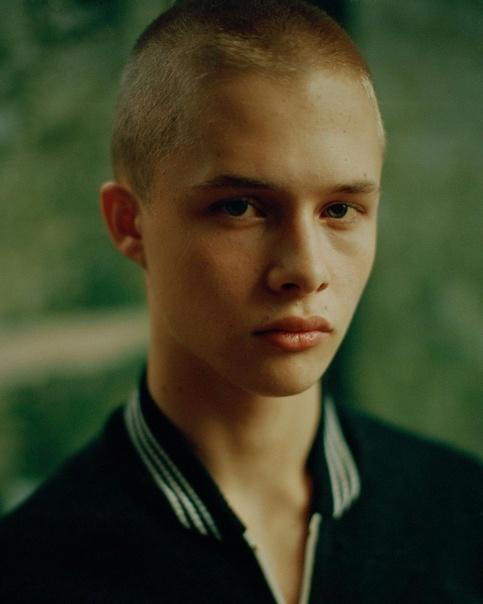 Актера сериала «Слово пацана» Леона Кемстач в соцсетях обвинили в половых связях