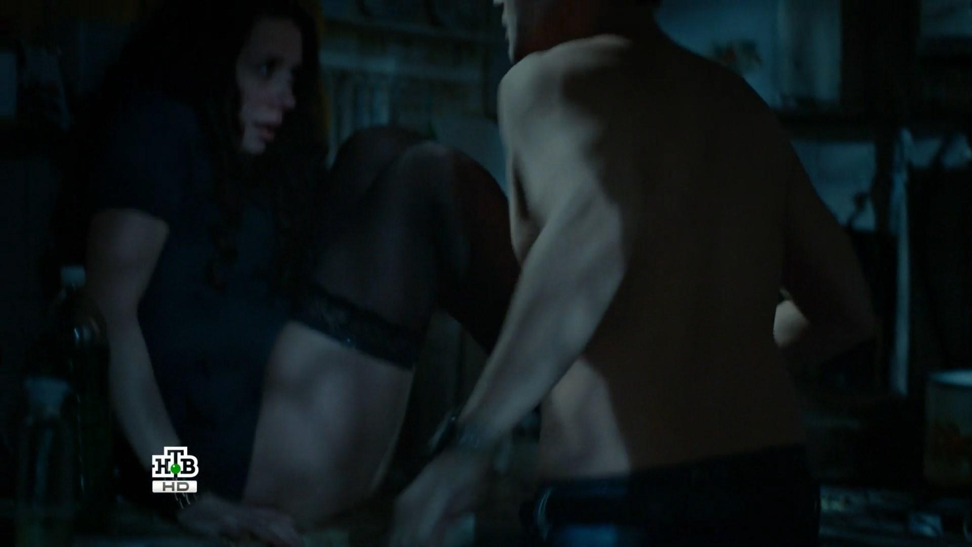 Она имеет опыт съёмок в откровенных постельных сценах. Она имеет опыт съёмок в откровенных постельных сценах.