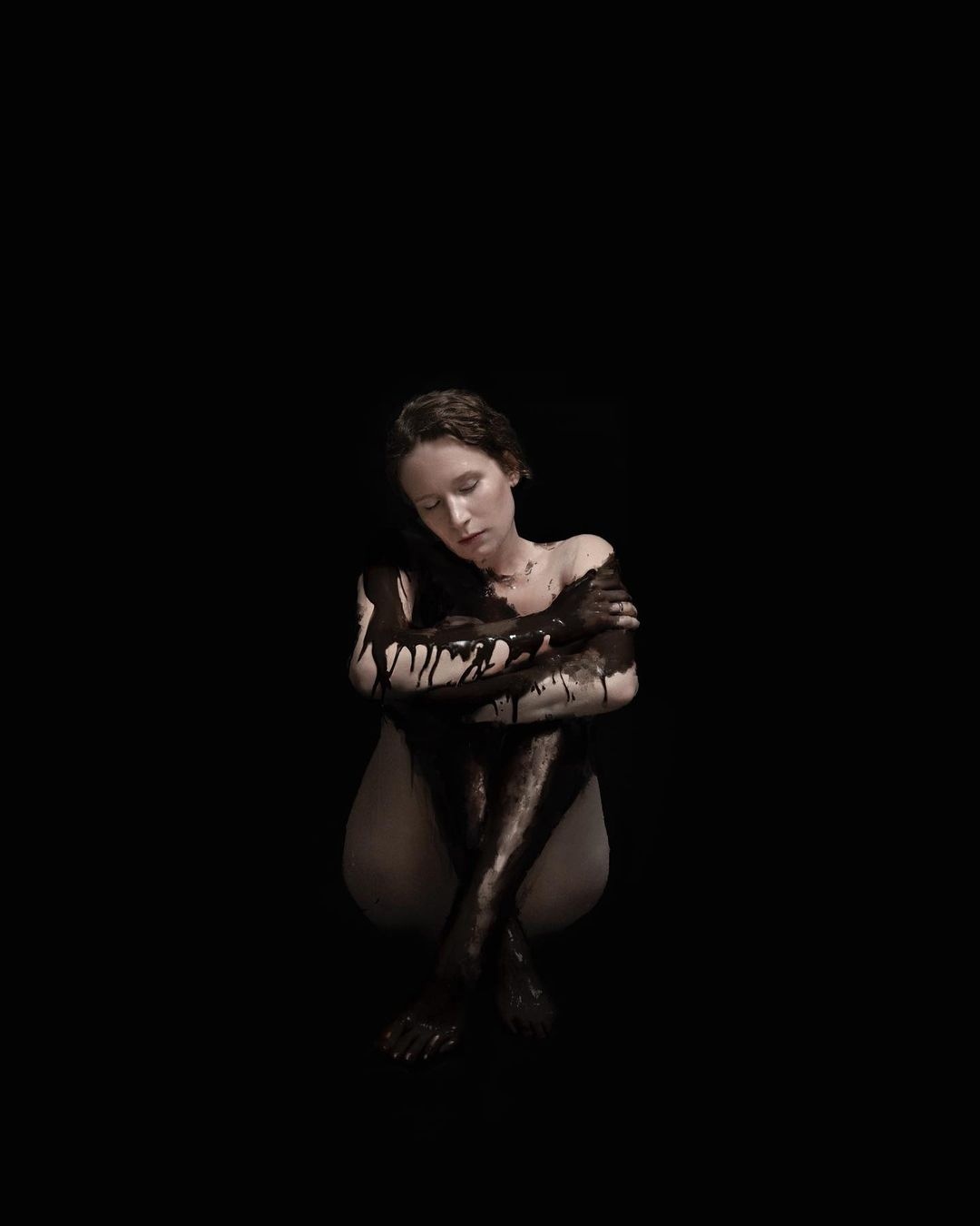 Слитое в сеть фото Лизы Монеточки в стиле "НЮ", она сидит в голом виде облитая чёрной красой на чёрном фоне. Слитое в сеть фото Лизы Монеточки в стиле "НЮ", она сидит в голом виде облитая чёрной красой на чёрном фоне.