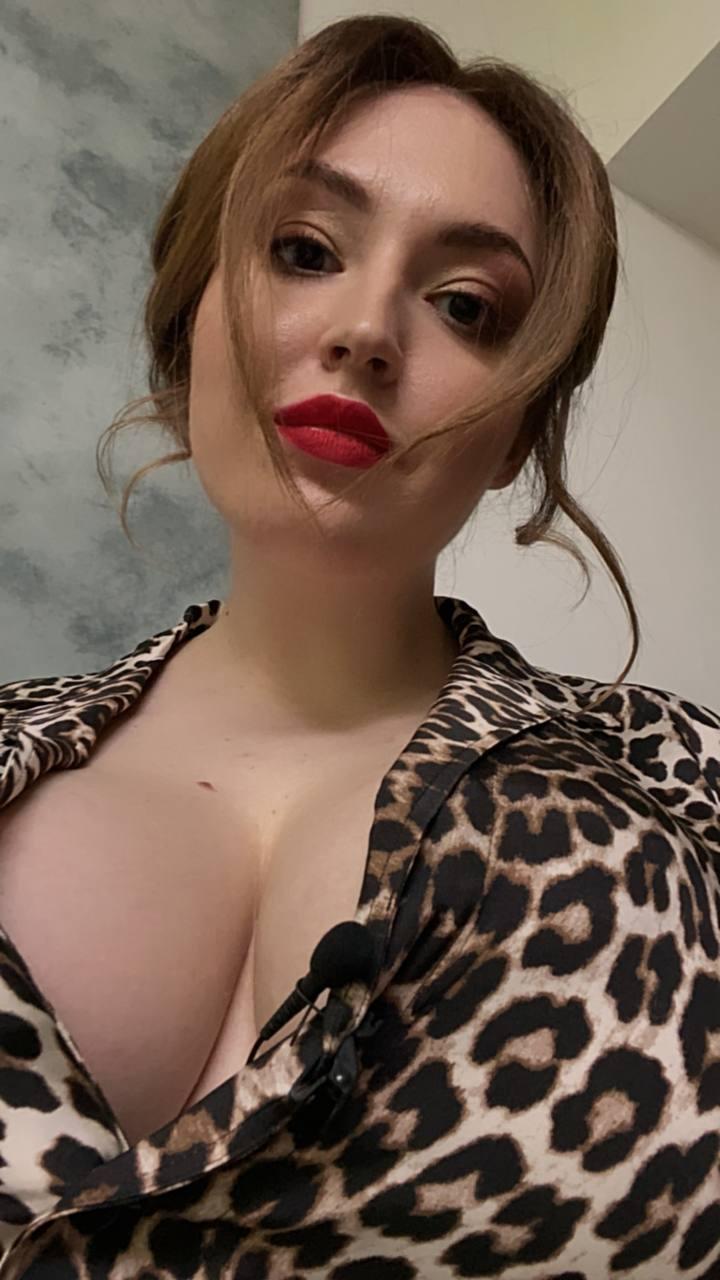 Фото Татьяны Грачёвой крупным планом в леопардовом костюме с большим вырезом.