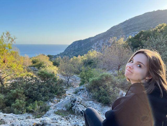 Смешное и красивое фото Тристезен в горах на фоне моря.