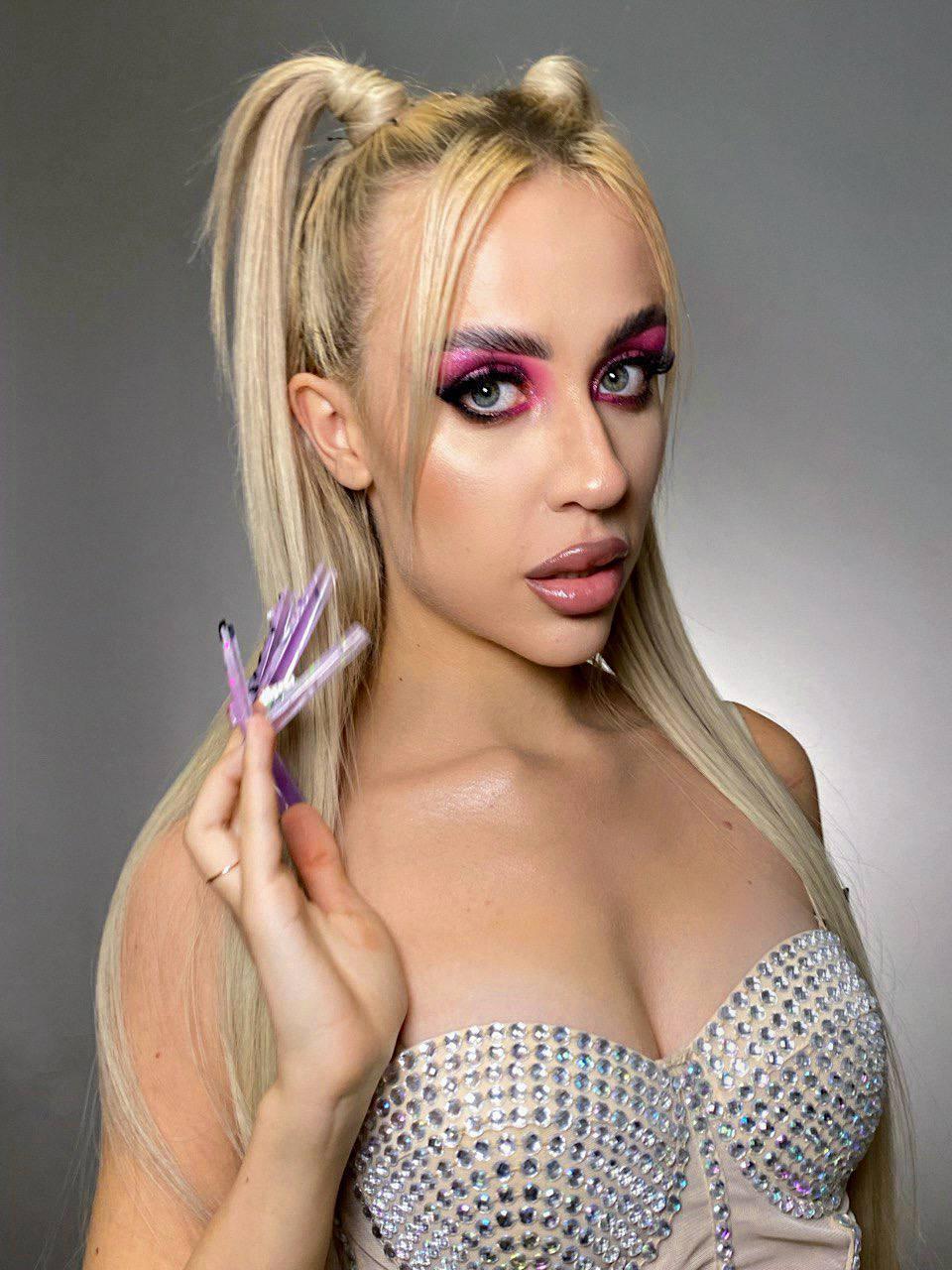 Кенели Сайкс показала подписчикам свои мега длиннющие ногти. Кенели Сайкс показала подписчикам свои мега длиннющие ногти.