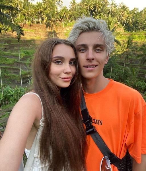 Влад а4 и Юля Годунова на фото.