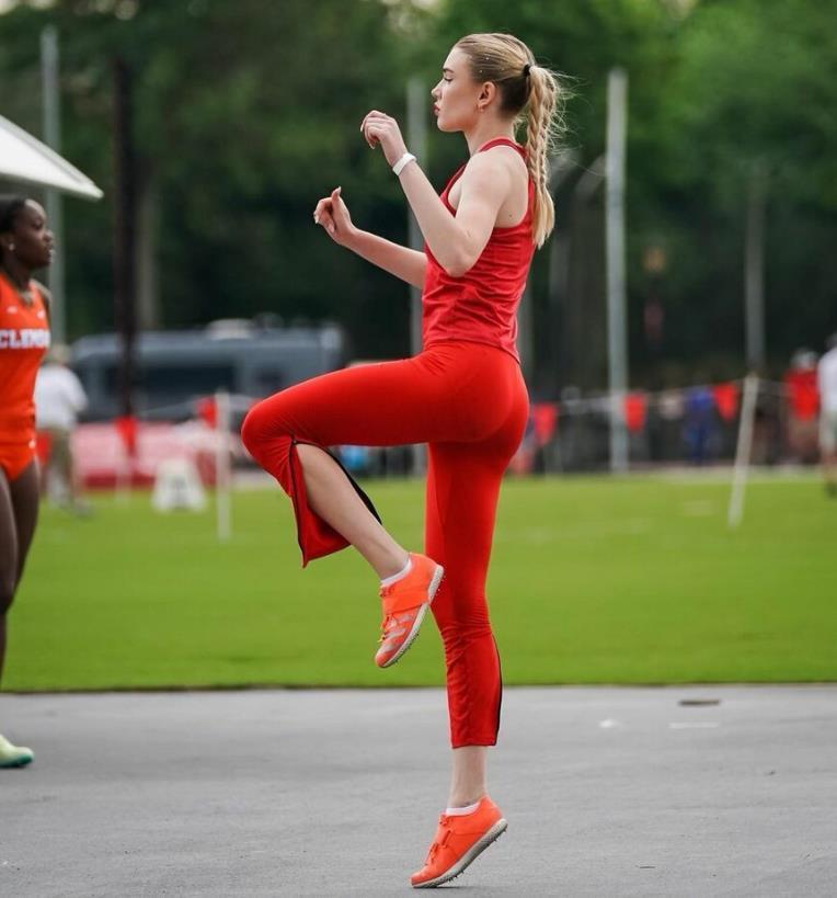 Кадр с тренировки в красном спортивном костюме. Кадр с тренировки в красном спортивном костюме.