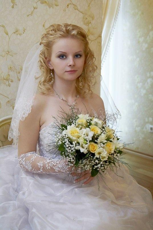 Красивое свадебное фото sxyter в белом платье с букетом цветов. Красивое свадебное фото sxyter в белом платье с букетом цветов.