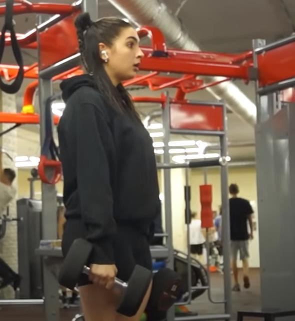 Фото bebeй с гантелями.