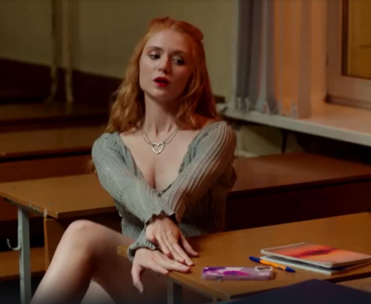 Ещё один кадр с Чанновой из "Универ молодые" с откровенным декольте и обнажённой ногой. Ещё один кадр с Чанновой из "Универ молодые" с откровенным декольте и обнажённой ногой.