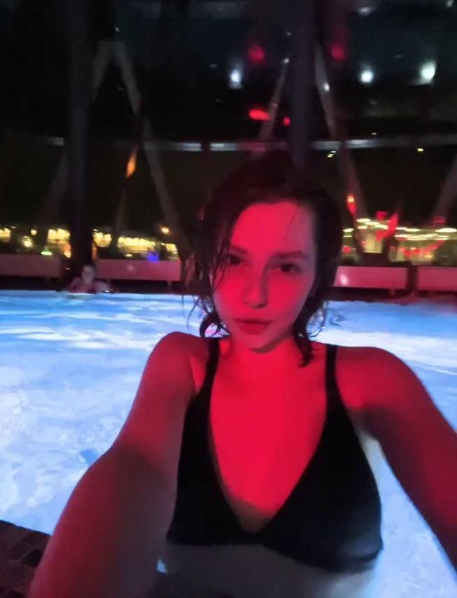 Селфи с pupka anupka в купальнике.