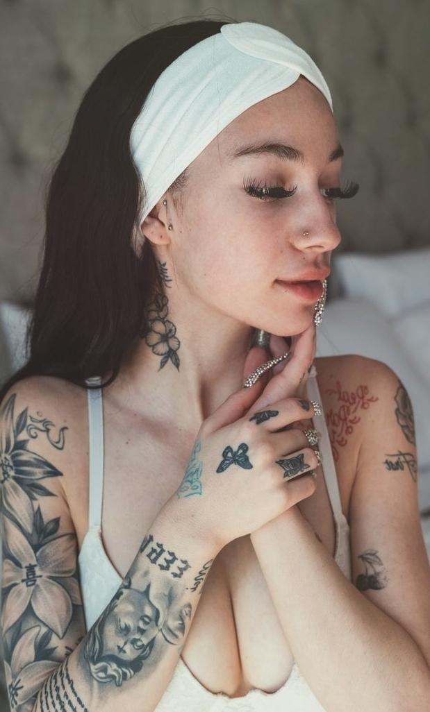 Давайте немного отвлечемся от голых фотографий и познакомимся с моделью поближе. Давайте немного отвлечемся от голых фотографий и познакомимся с моделью поближе.