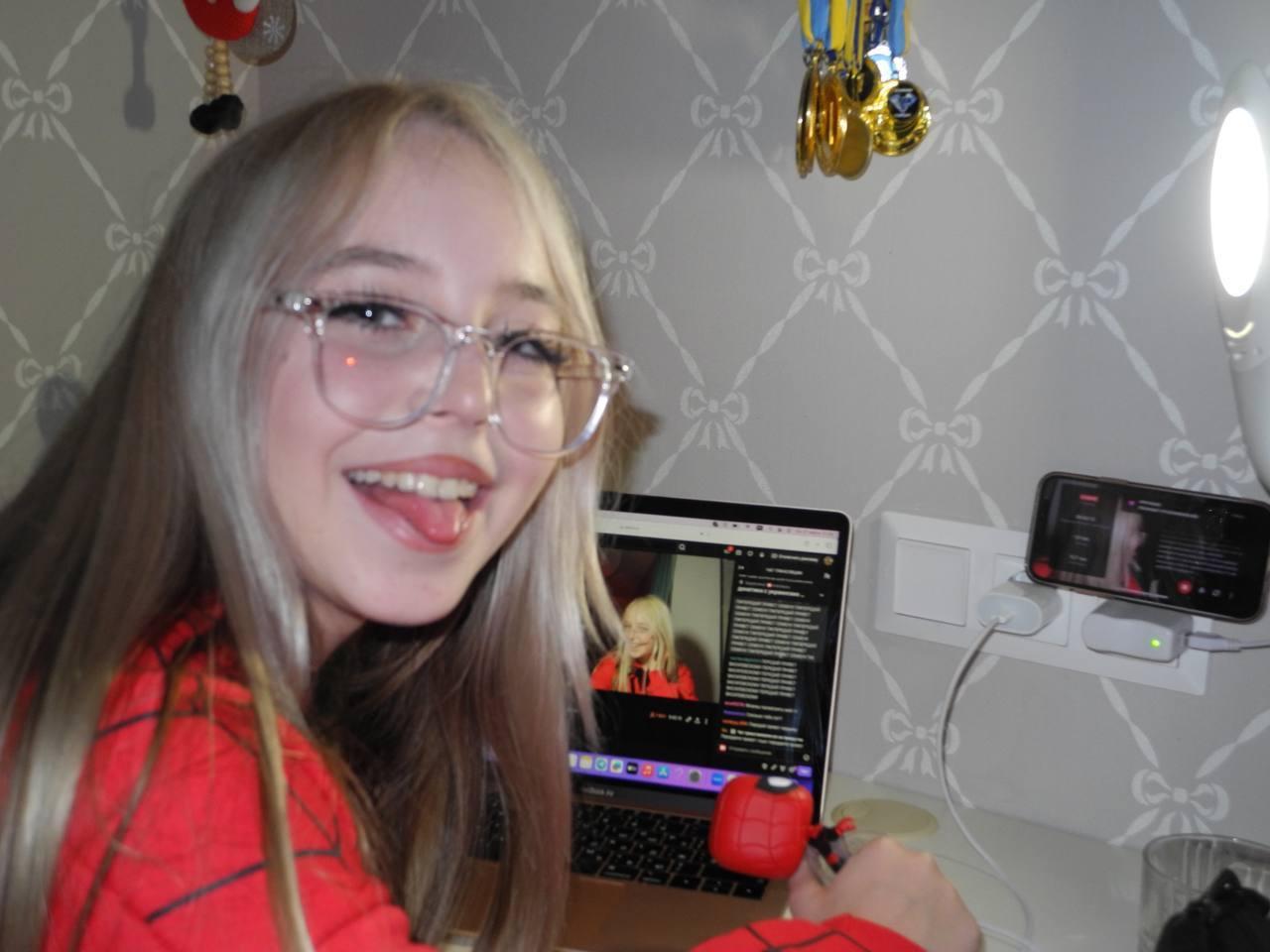 Ксюха показывает язык своим фанатам. Ксюха показывает язык своим фанатам.