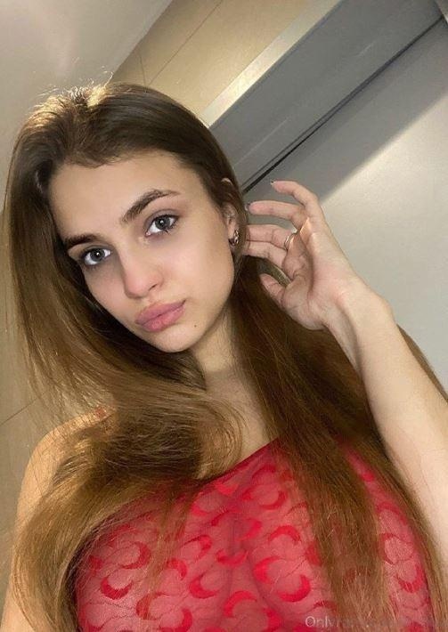 Девушке 19 лет, и её основным заработком является модельные съемки. Девушке 19 лет, и её основным заработком является модельные съемки.