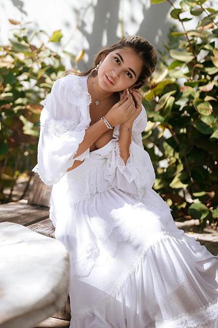 Вот на котором Тилляева засветила часть груди в свадебном платье. Вот на котором Тилляева засветила часть груди в свадебном платье.