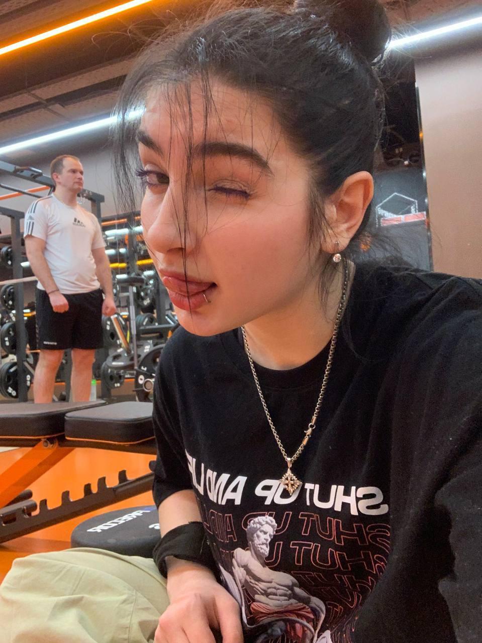 Камила сексуально подмигивает своим подписчикам.