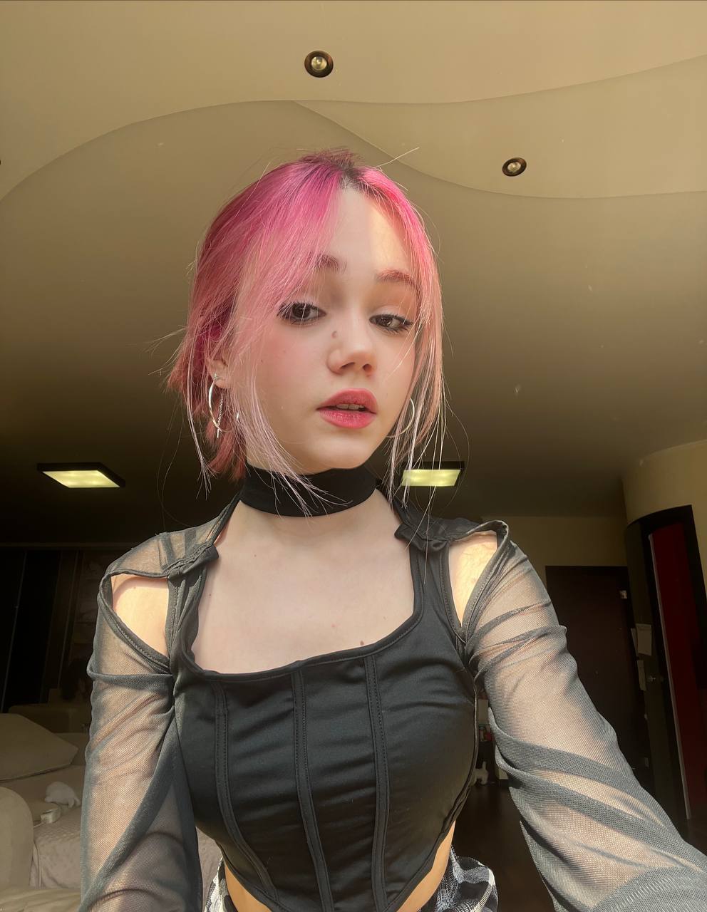 Откровенная фотография в чёрном наряде похожем на корсет. Откровенная фотография в чёрном наряде похожем на корсет.